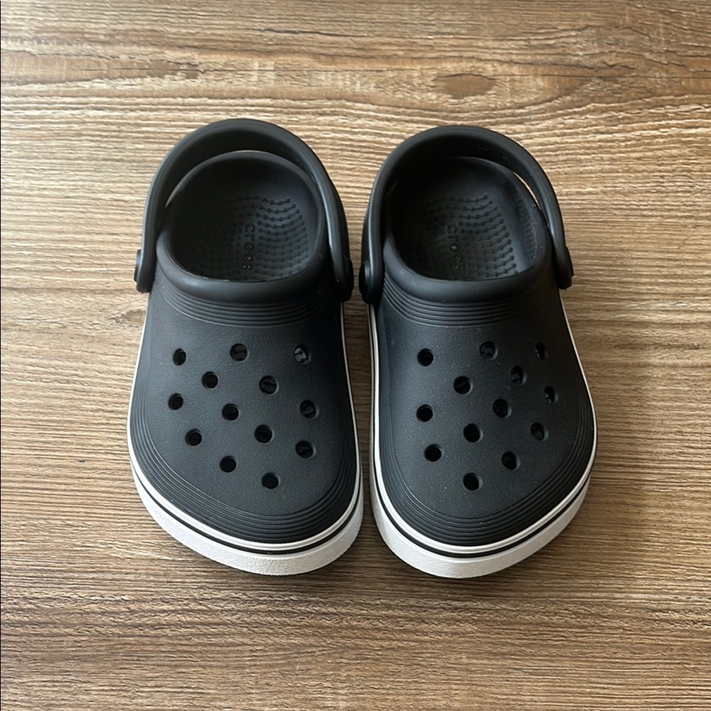 *Like New* Crocs Unisex-Child Off Court Clog